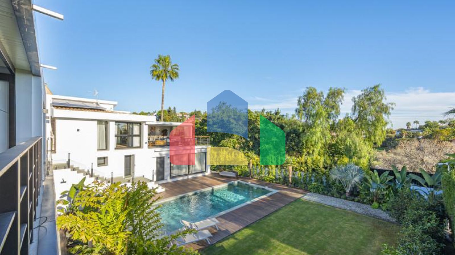 Представляем исключительную виллу в популярной урбанизации Эль-Росарио на престижном побережье Коста-дель-Соль.