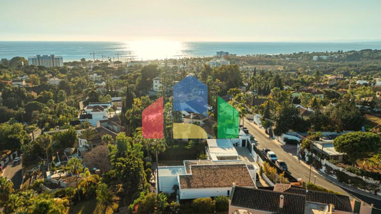 Представляем исключительную виллу в популярной урбанизации Эль-Росарио на престижном побережье Коста-дель-Соль.