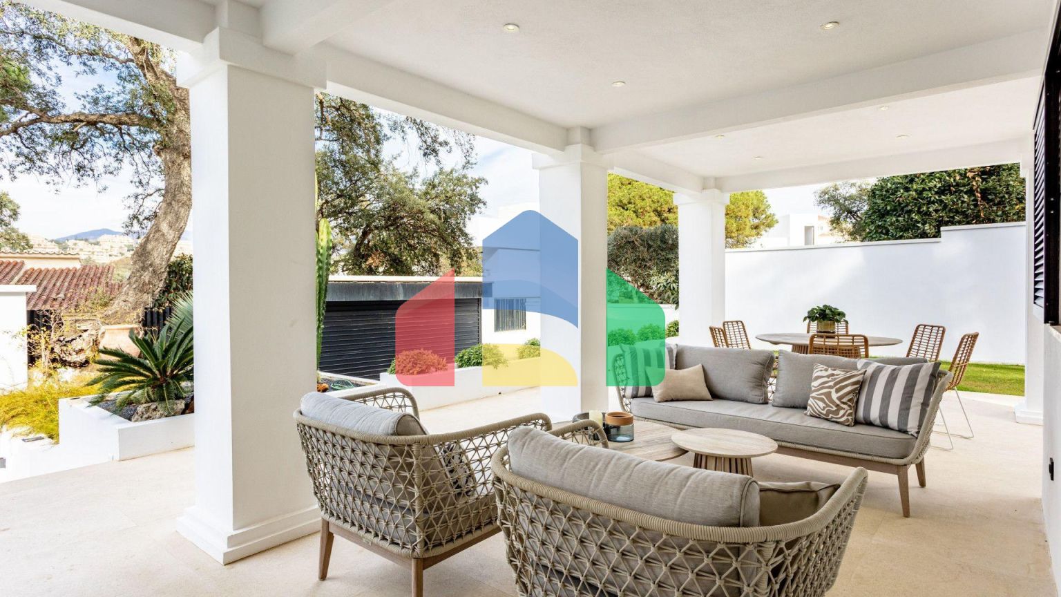 Стильная современная вилла в Эльвирии