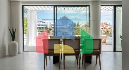 Полностью отремонтированная вилла с исключительным дизайном, расположенная на холмах очаровательной нижней части Новой Андалусии, в нескольких минутах ходьбы от фешенебельного Пуэрто Бануса и пляжа.