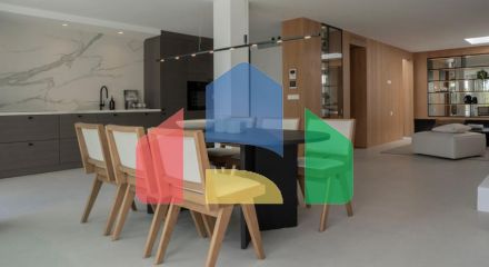 Полностью отремонтированная вилла с исключительным дизайном, расположенная на холмах очаровательной нижней части Новой Андалусии, в нескольких минутах ходьбы от фешенебельного Пуэрто Бануса и пляжа.