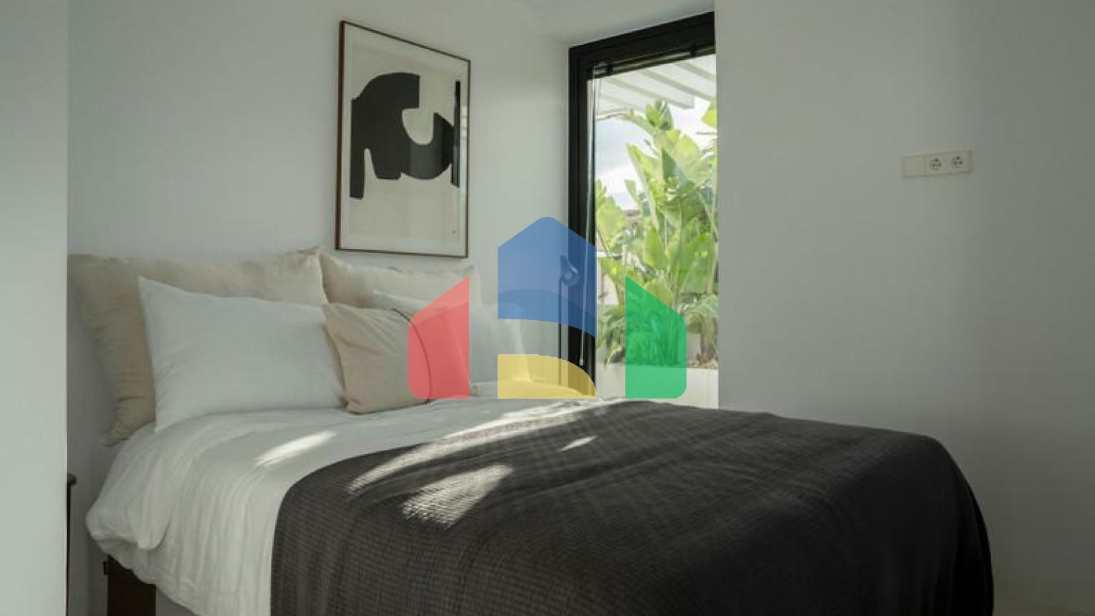 Полностью отремонтированная вилла с исключительным дизайном, расположенная на холмах очаровательной нижней части Новой Андалусии, в нескольких минутах ходьбы от фешенебельного Пуэрто Бануса и пляжа.