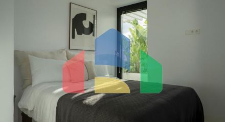 Полностью отремонтированная вилла с исключительным дизайном, расположенная на холмах очаровательной нижней части Новой Андалусии, в нескольких минутах ходьбы от фешенебельного Пуэрто Бануса и пляжа.