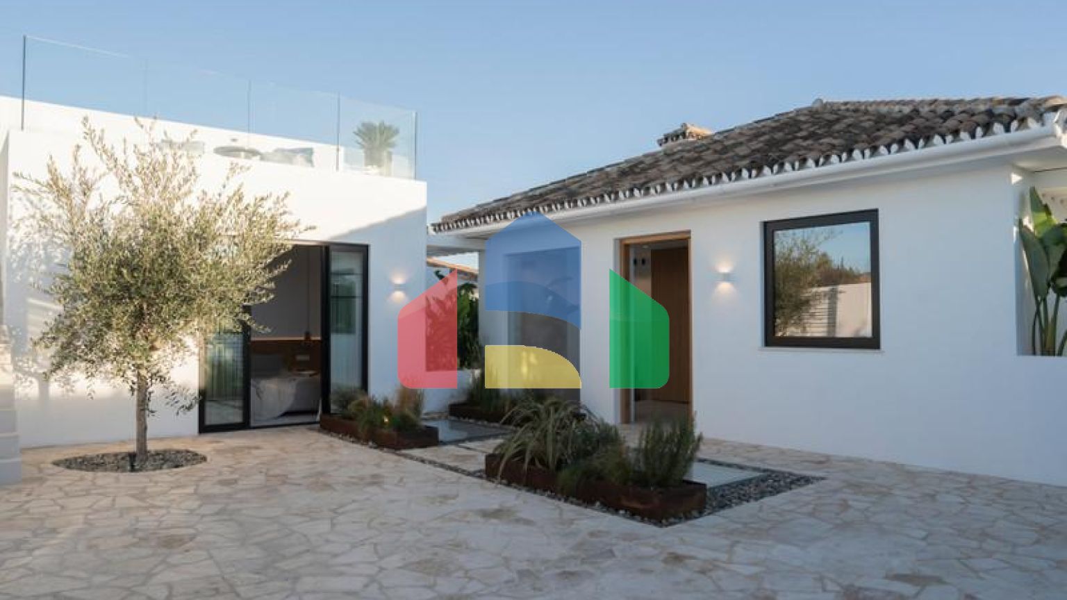 Полностью отремонтированная вилла с исключительным дизайном, расположенная на холмах очаровательной нижней части Новой Андалусии, в нескольких минутах ходьбы от фешенебельного Пуэрто Бануса и пляжа.