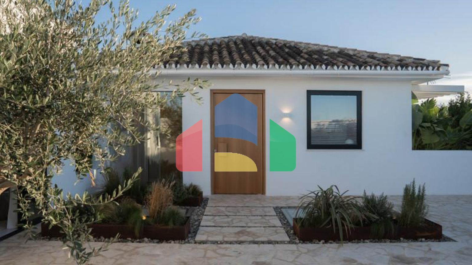 Полностью отремонтированная вилла с исключительным дизайном, расположенная на холмах очаровательной нижней части Новой Андалусии, в нескольких минутах ходьбы от фешенебельного Пуэрто Бануса и пляжа.