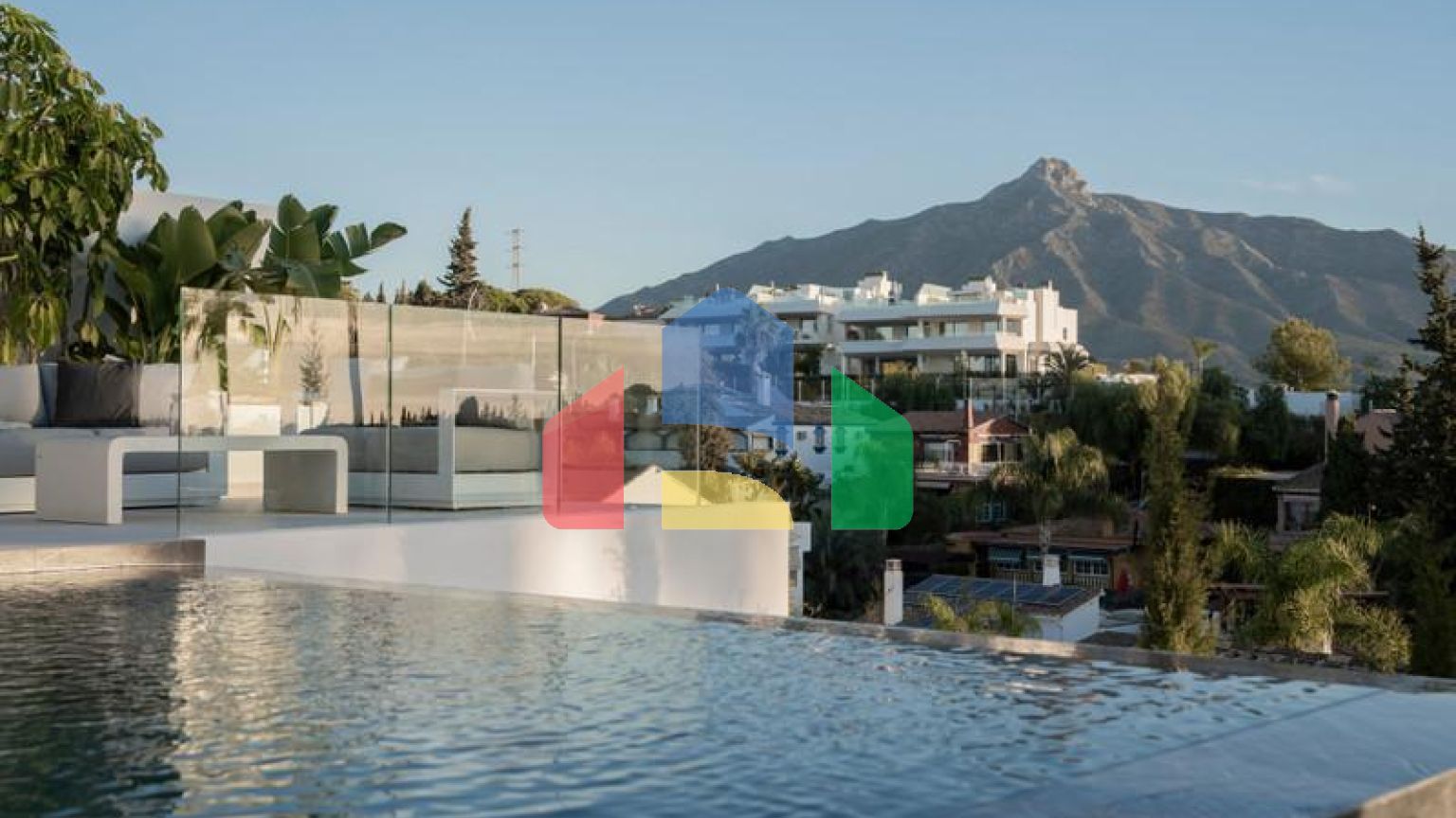 Полностью отремонтированная вилла с исключительным дизайном, расположенная на холмах очаровательной нижней части Новой Андалусии, в нескольких минутах ходьбы от фешенебельного Пуэрто Бануса и пляжа.