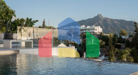 Полностью отремонтированная вилла с исключительным дизайном, расположенная на холмах очаровательной нижней части Новой Андалусии, в нескольких минутах ходьбы от фешенебельного Пуэрто Бануса и пляжа.