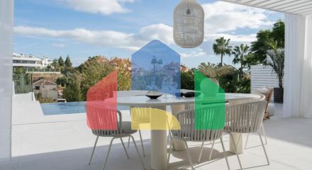 Полностью отремонтированная вилла с исключительным дизайном, расположенная на холмах очаровательной нижней части Новой Андалусии, в нескольких минутах ходьбы от фешенебельного Пуэрто Бануса и пляжа.