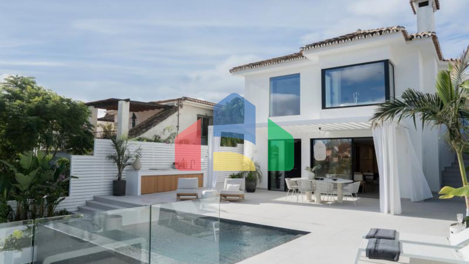 Полностью отремонтированная вилла с исключительным дизайном, расположенная на холмах очаровательной нижней части Новой Андалусии, в нескольких минутах ходьбы от фешенебельного Пуэрто Бануса и пляжа.