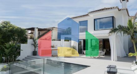 Полностью отремонтированная вилла с исключительным дизайном, расположенная на холмах очаровательной нижней части Новой Андалусии, в нескольких минутах ходьбы от фешенебельного Пуэрто Бануса и пляжа.