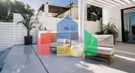 Полностью отремонтированная вилла с исключительным дизайном, расположенная на холмах очаровательной нижней части Новой Андалусии, в нескольких минутах ходьбы от фешенебельного Пуэрто Бануса и пляжа.