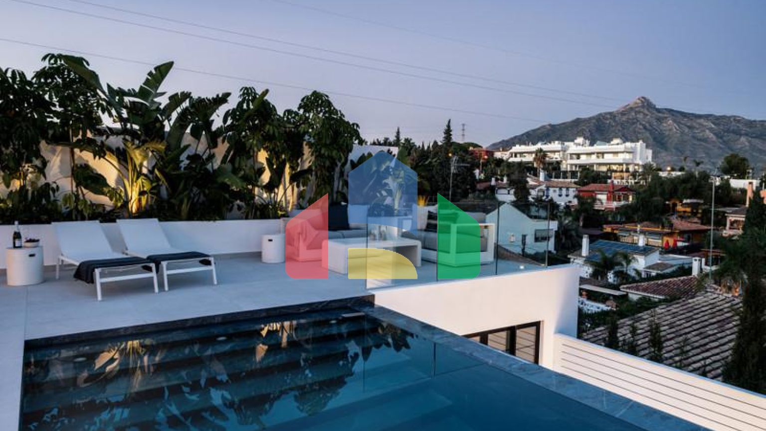 Полностью отремонтированная вилла с исключительным дизайном, расположенная на холмах очаровательной нижней части Новой Андалусии, в нескольких минутах ходьбы от фешенебельного Пуэрто Бануса и пляжа.