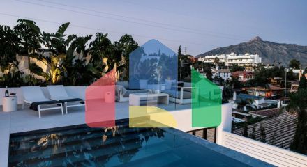 Полностью отремонтированная вилла с исключительным дизайном, расположенная на холмах очаровательной нижней части Новой Андалусии, в нескольких минутах ходьбы от фешенебельного Пуэрто Бануса и пляжа.