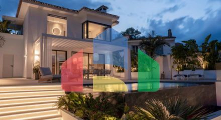 Полностью отремонтированная вилла с исключительным дизайном, расположенная на холмах очаровательной нижней части Новой Андалусии, в нескольких минутах ходьбы от фешенебельного Пуэрто Бануса и пляжа.