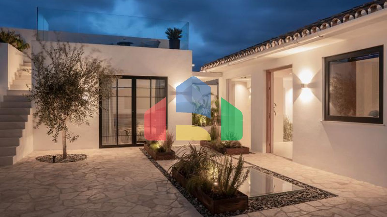 Полностью отремонтированная вилла с исключительным дизайном, расположенная на холмах очаровательной нижней части Новой Андалусии, в нескольких минутах ходьбы от фешенебельного Пуэрто Бануса и пляжа.