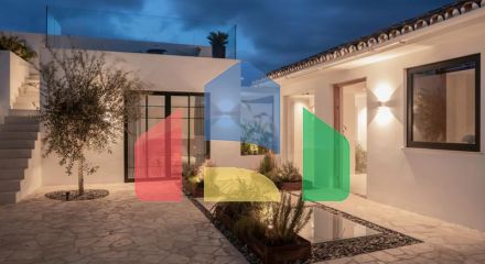 Полностью отремонтированная вилла с исключительным дизайном, расположенная на холмах очаровательной нижней части Новой Андалусии, в нескольких минутах ходьбы от фешенебельного Пуэрто Бануса и пляжа.