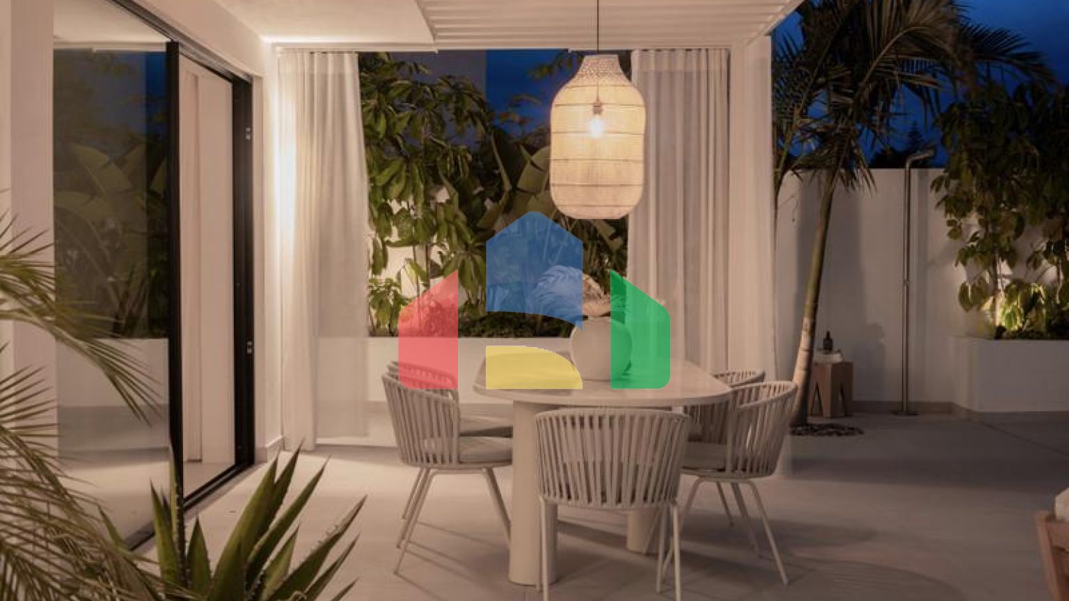 Полностью отремонтированная вилла с исключительным дизайном, расположенная на холмах очаровательной нижней части Новой Андалусии, в нескольких минутах ходьбы от фешенебельного Пуэрто Бануса и пляжа.