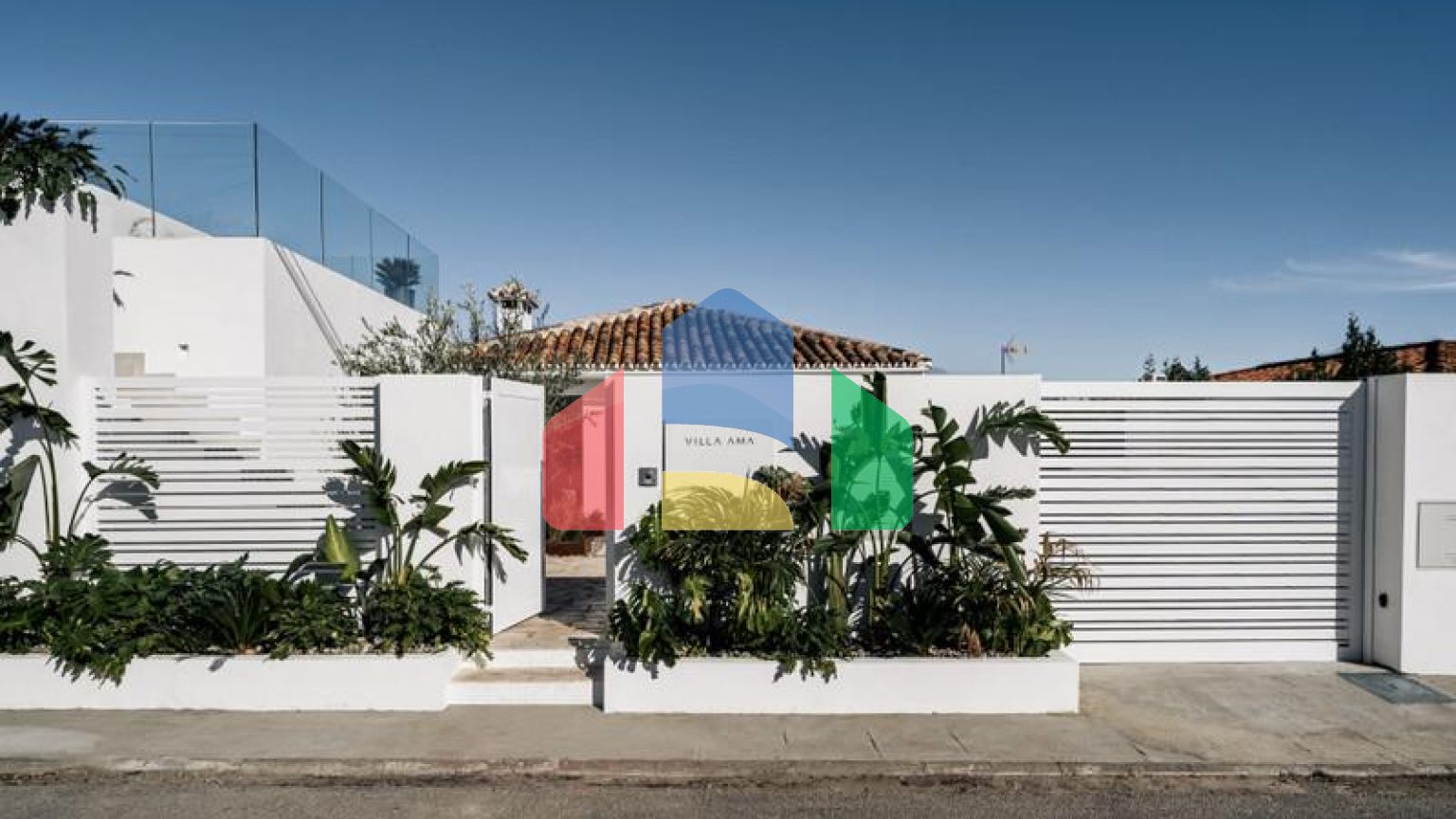 Полностью отремонтированная вилла с исключительным дизайном, расположенная на холмах очаровательной нижней части Новой Андалусии, в нескольких минутах ходьбы от фешенебельного Пуэрто Бануса и пляжа.