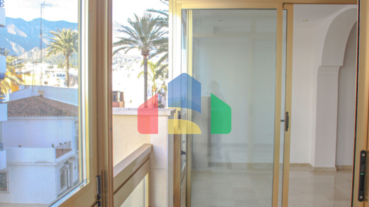 Ваш дом у моря: светлая квартира на первой линии набережной Марбельи с бассейнами и видами