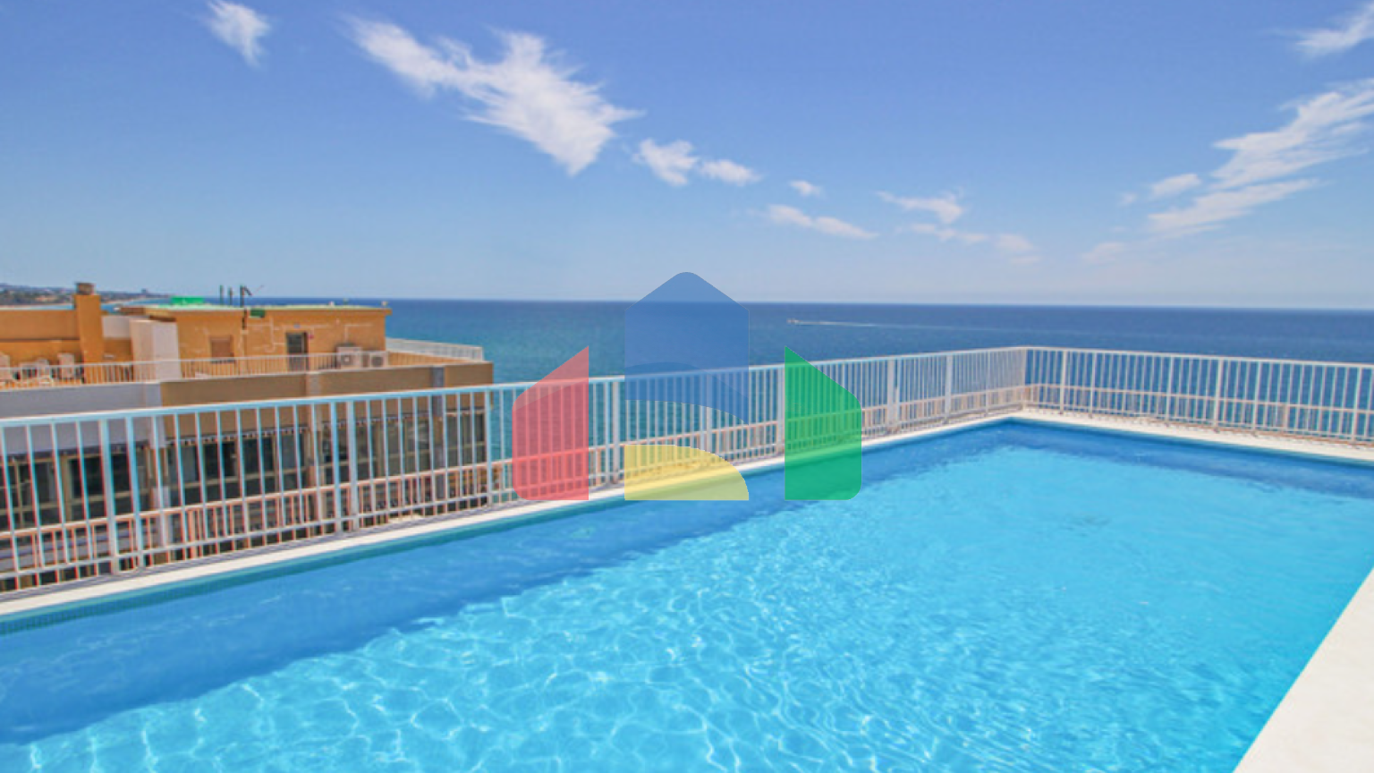 Ваш дом у моря: светлая квартира на первой линии набережной Марбельи с бассейнами и видами