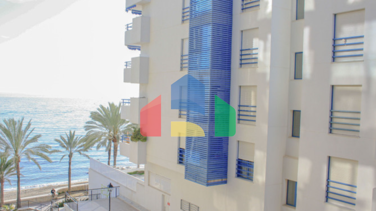 Ваш дом у моря: светлая квартира на первой линии набережной Марбельи с бассейнами и видами