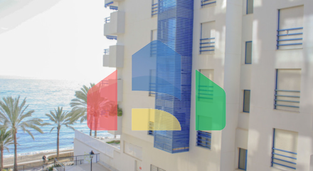 Ваш дом у моря: светлая квартира на первой линии набережной Марбельи с бассейнами и видами