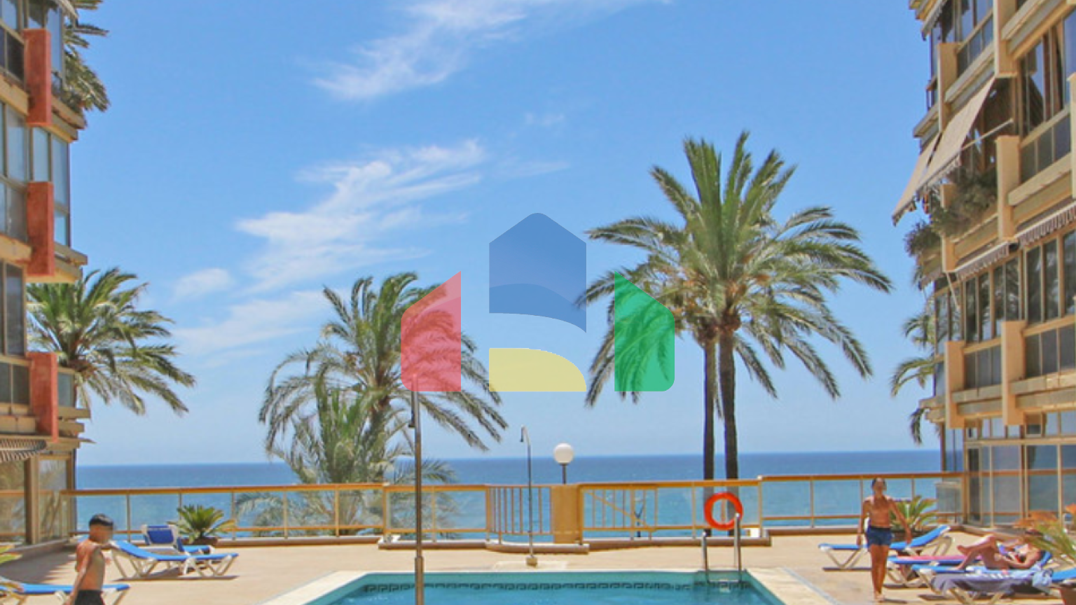 Ваш дом у моря: светлая квартира на первой линии набережной Марбельи с бассейнами и видами