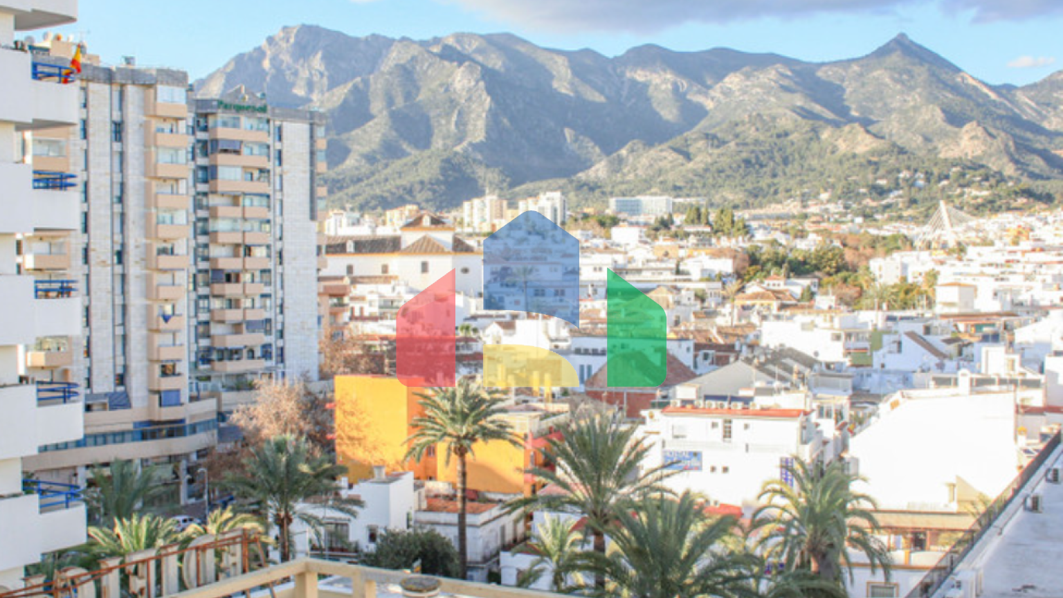 Ваш дом у моря: светлая квартира на первой линии набережной Марбельи с бассейнами и видами