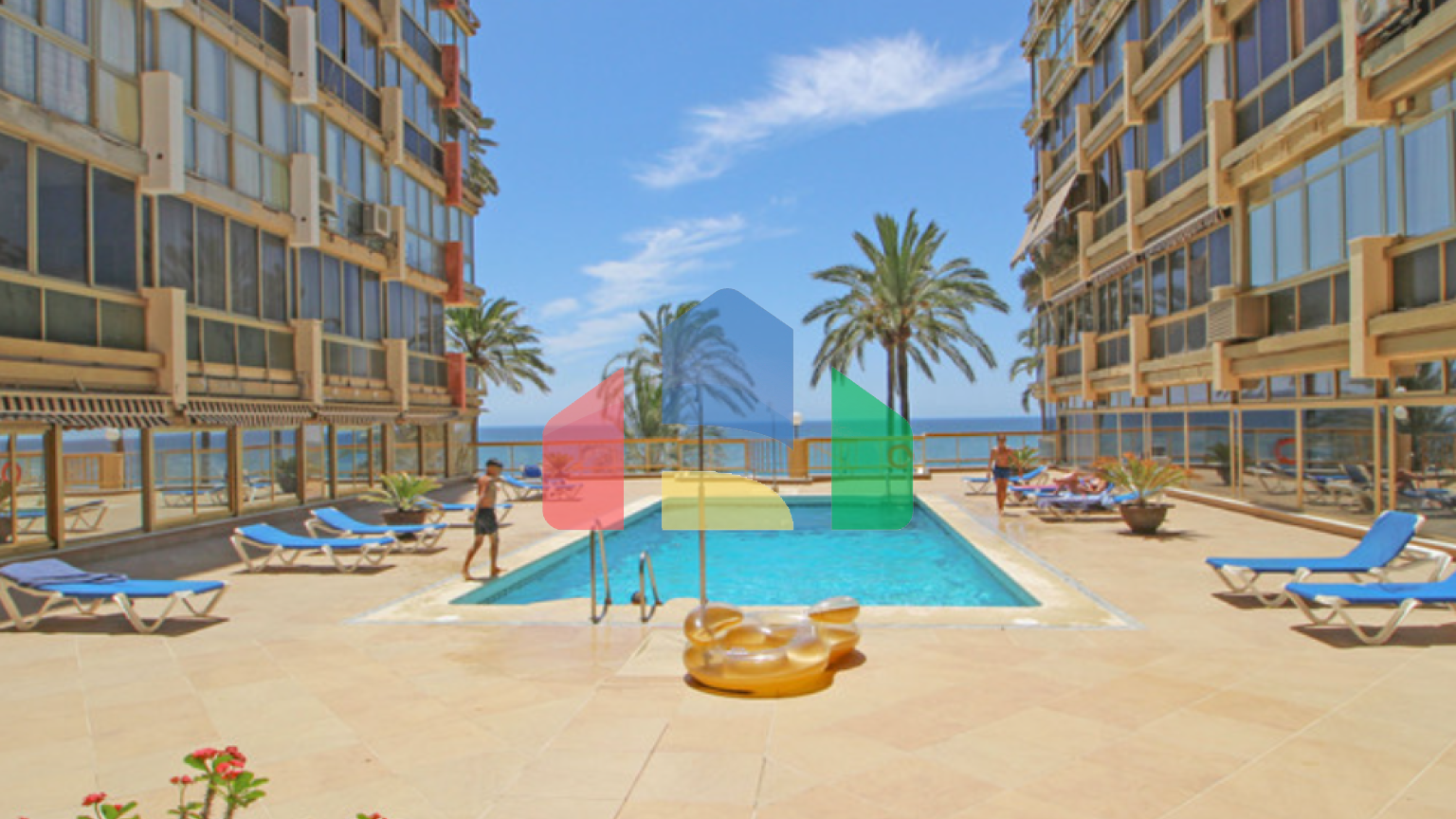 Ваш дом у моря: светлая квартира на первой линии набережной Марбельи с бассейнами и видами