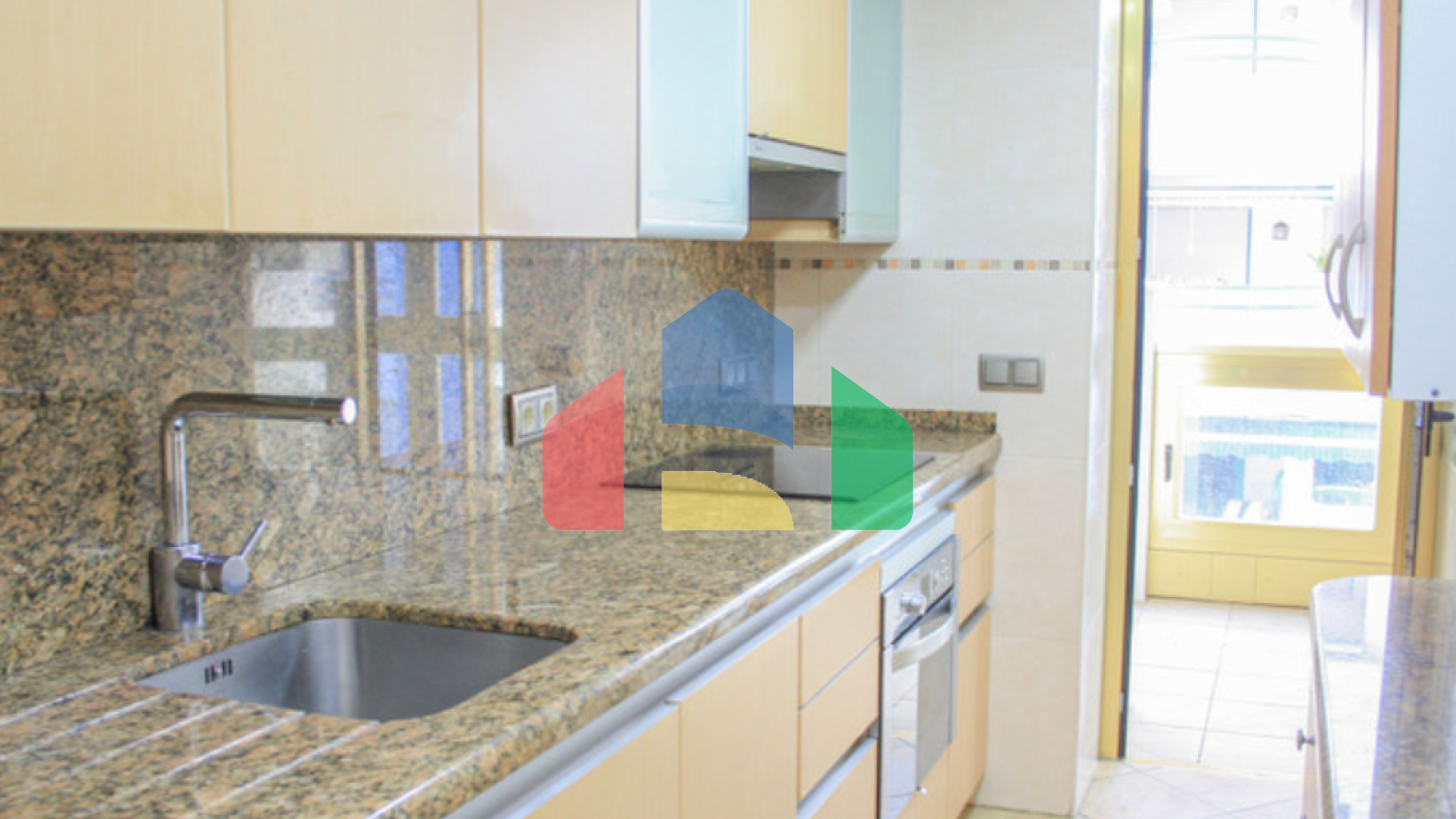 Ваш дом у моря: светлая квартира на первой линии набережной Марбельи с бассейнами и видами