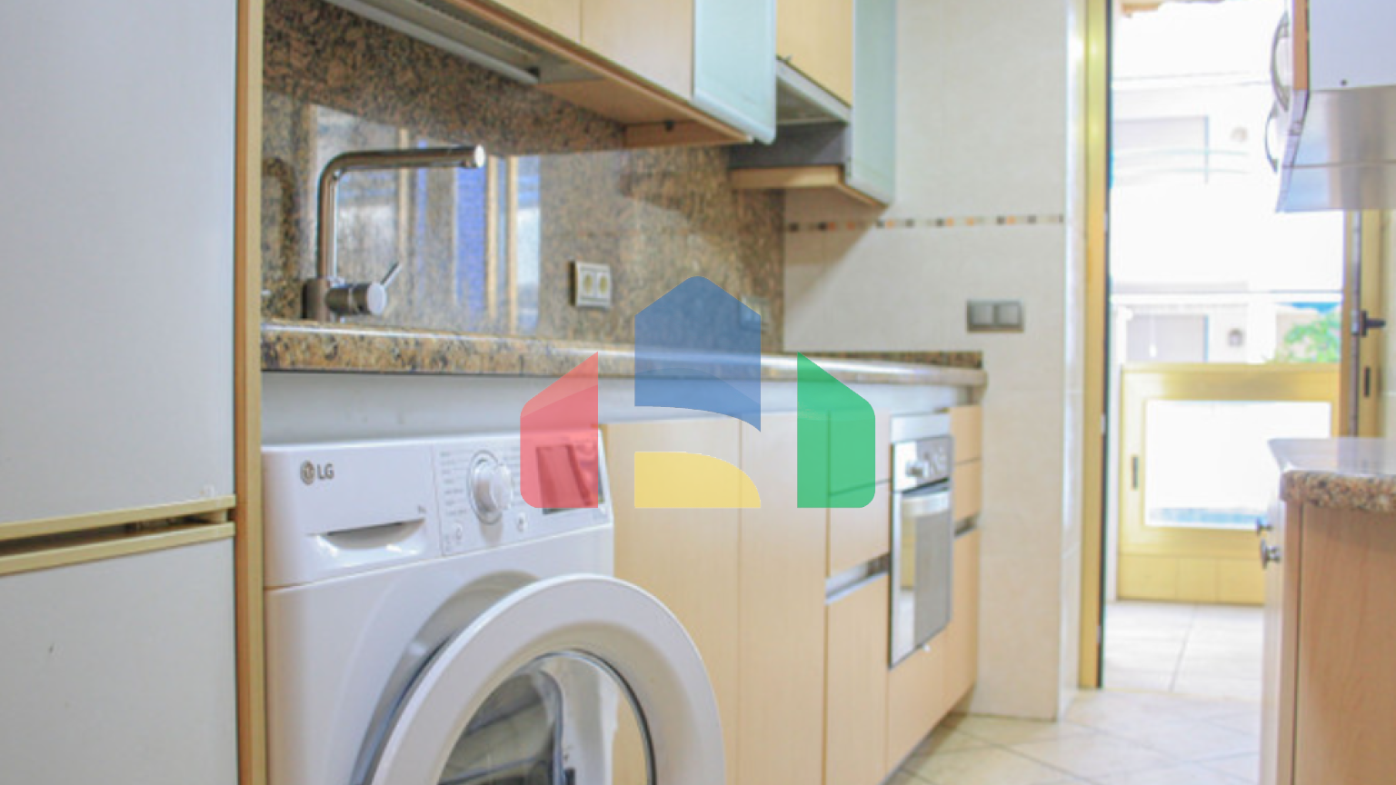 Ваш дом у моря: светлая квартира на первой линии набережной Марбельи с бассейнами и видами