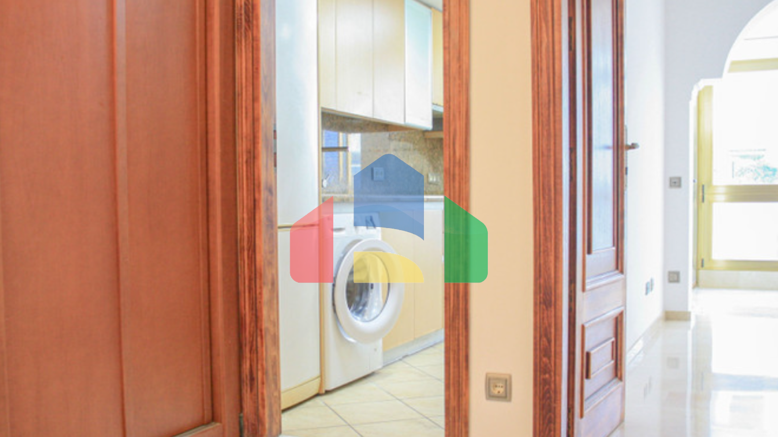 Ваш дом у моря: светлая квартира на первой линии набережной Марбельи с бассейнами и видами