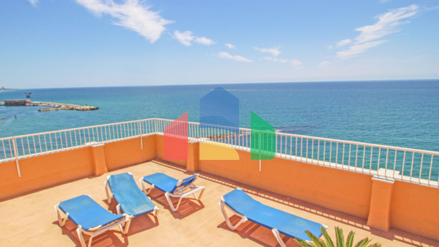 Ваш дом у моря: светлая квартира на первой линии набережной Марбельи с бассейнами и видами