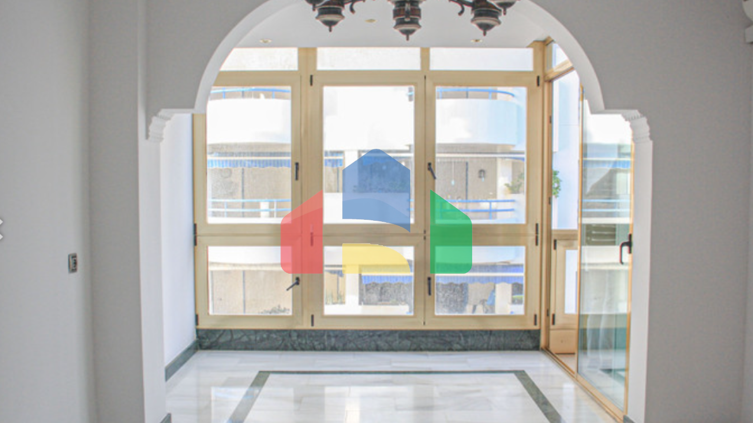 Ваш дом у моря: светлая квартира на первой линии набережной Марбельи с бассейнами и видами