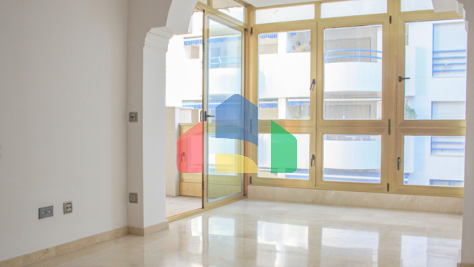 Ваш дом у моря: светлая квартира на первой линии набережной Марбельи с бассейнами и видами