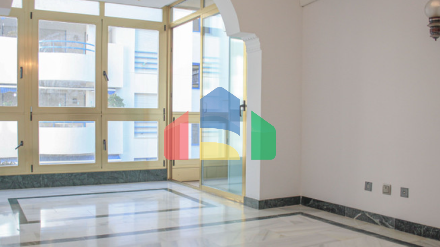 Ваш дом у моря: светлая квартира на первой линии набережной Марбельи с бассейнами и видами