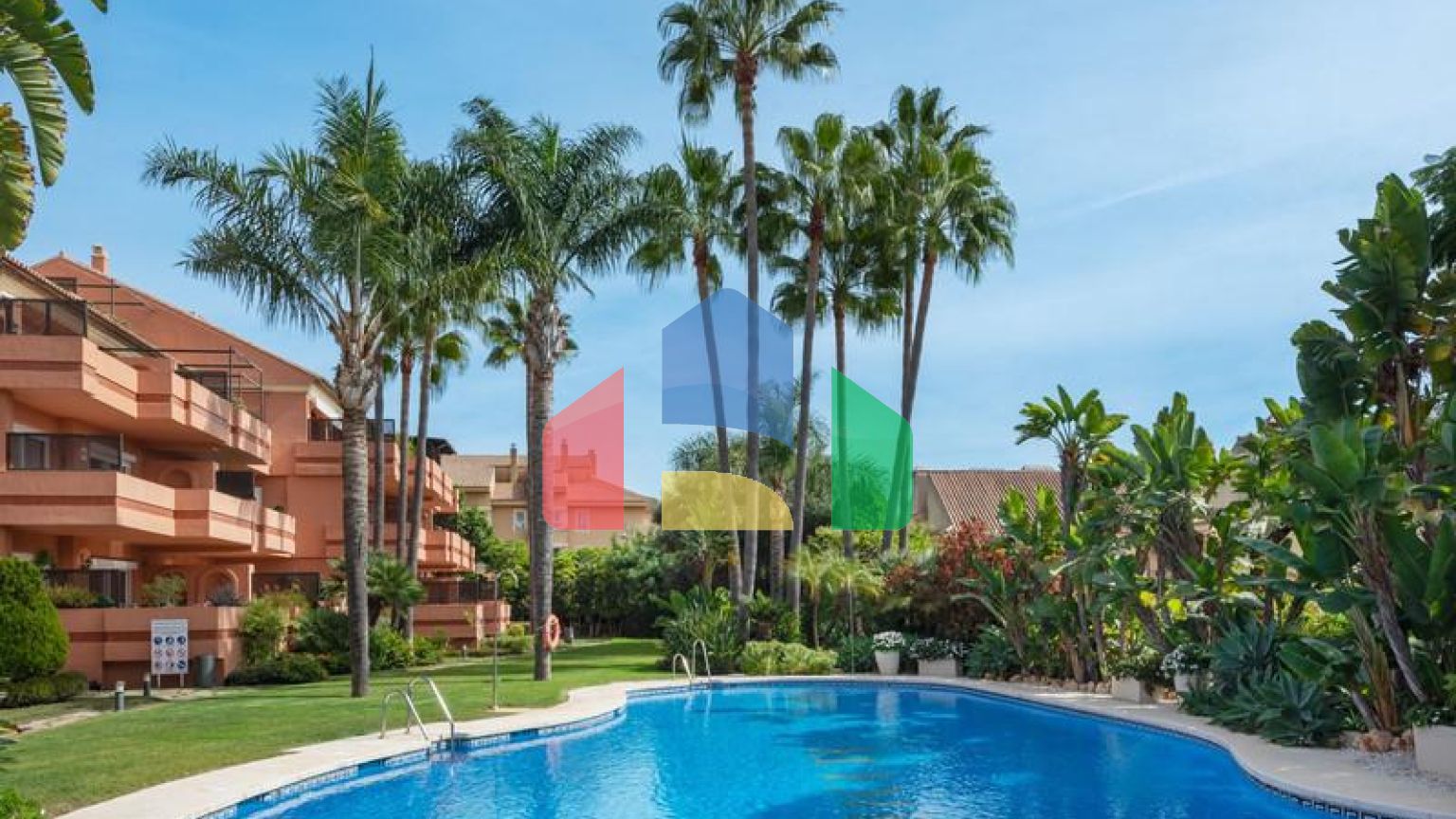 Представляем пляжный рай вашей мечты: недавно отремонтированная квартира с тремя спальнями в Пуэрто Банусе