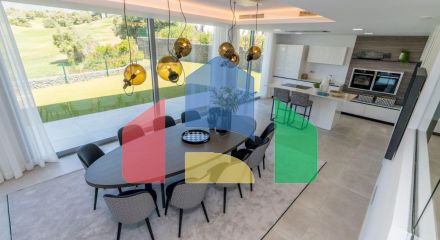 Современная вилла с видом на море и горы в Санта-Клара-Гольф, Марбелья Эсте