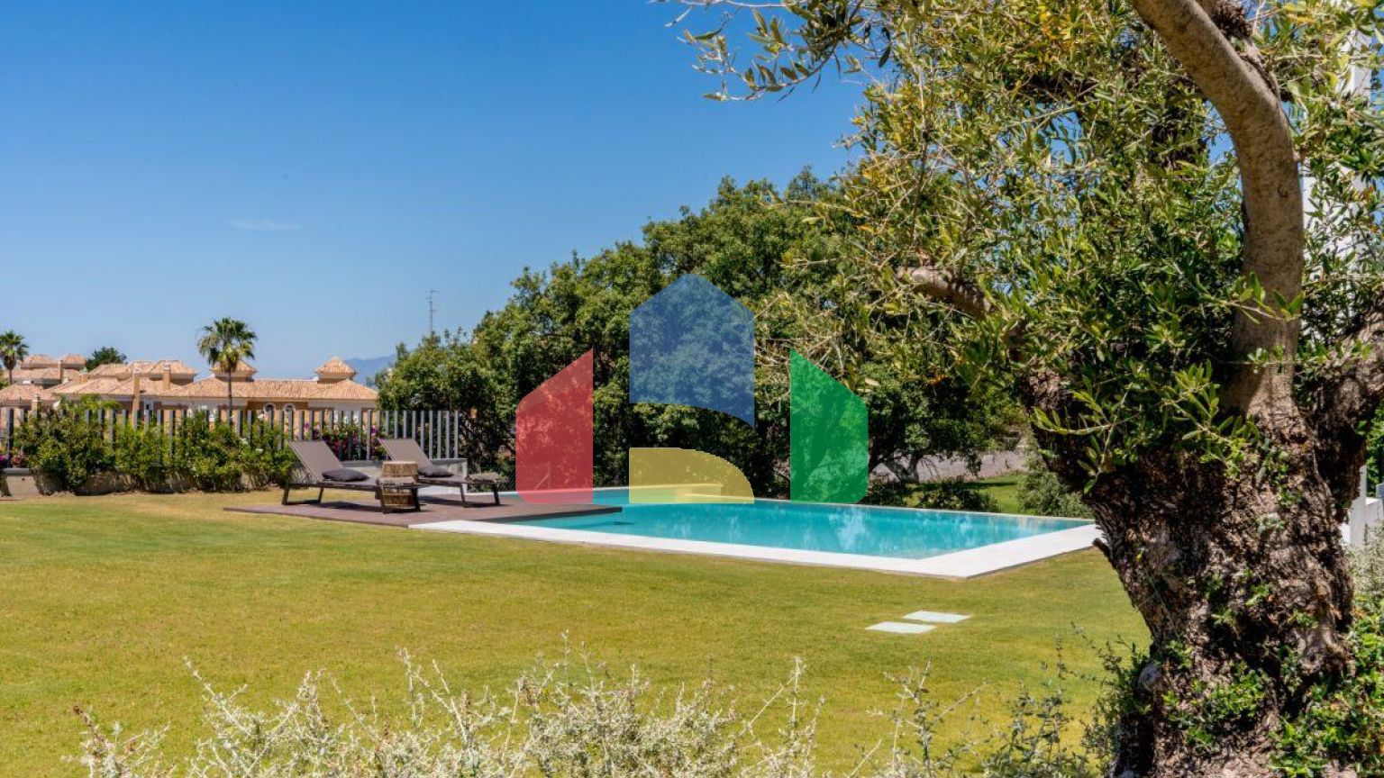 Современная вилла с видом на море и горы в Санта-Клара-Гольф, Марбелья Эсте