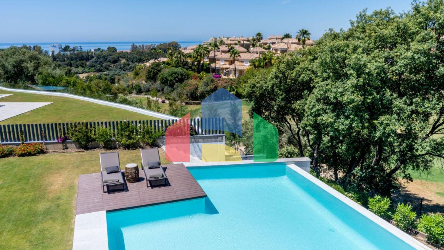 Современная вилла с видом на море и горы в Санта-Клара-Гольф, Марбелья Эсте