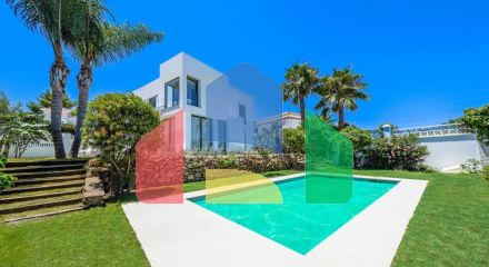 This absolutely beautiful villa has just been completely reformed in a modern contemporary style and is situated in Nueva Andalucia.