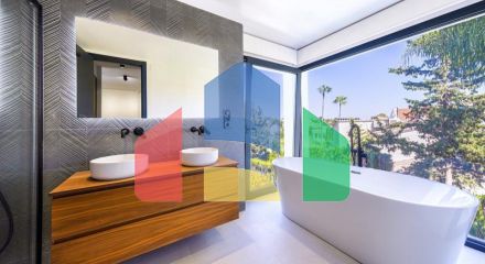 This absolutely beautiful villa has just been completely reformed in a modern contemporary style and is situated in Nueva Andalucia.