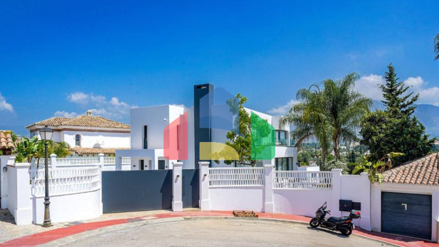 Эта невероятно красивая вилла была только что полностью отремонтирована в современном стиле и расположена в Новой Андалусии.