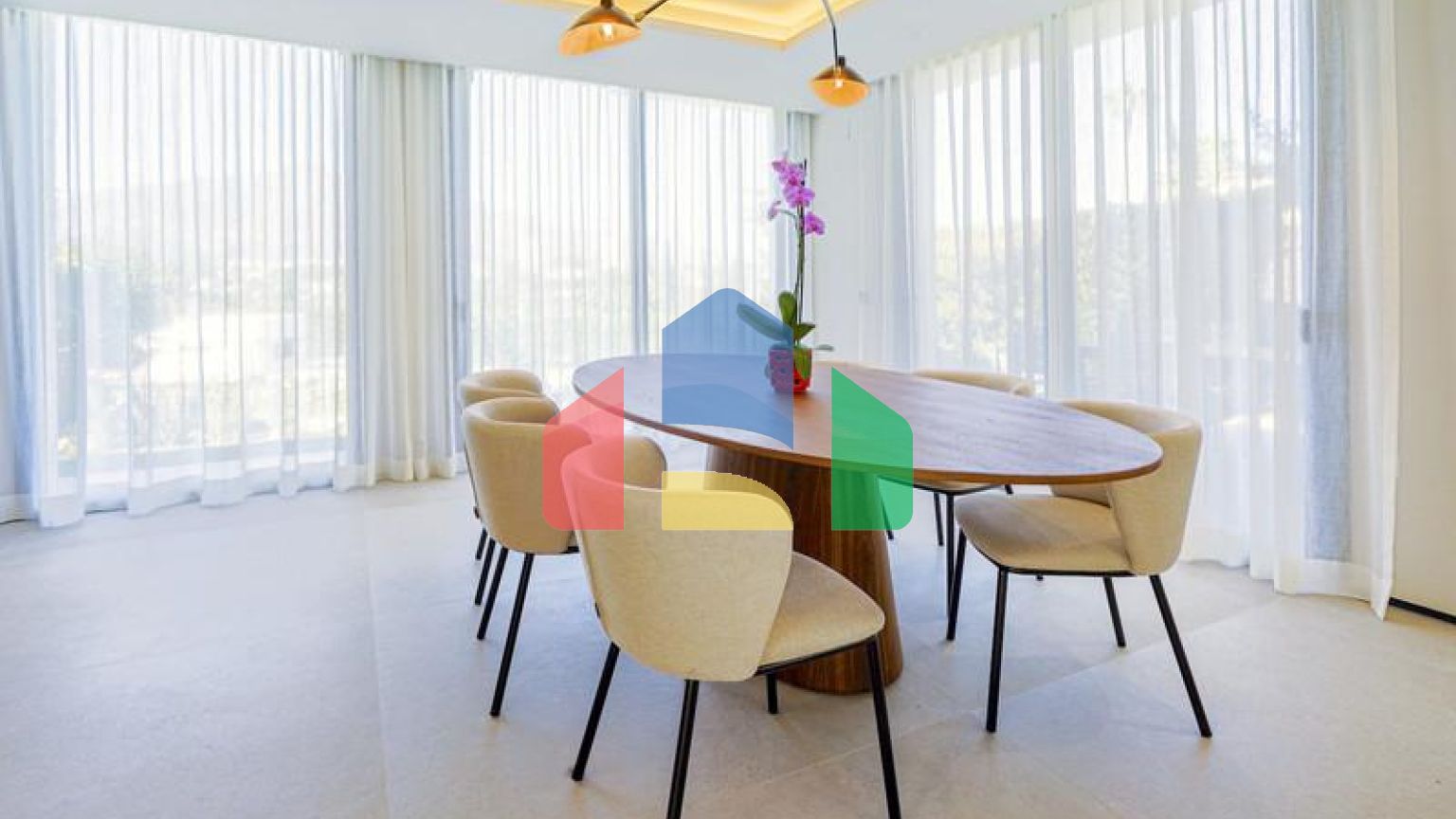 Эта невероятно красивая вилла была только что полностью отремонтирована в современном стиле и расположена в Новой Андалусии.