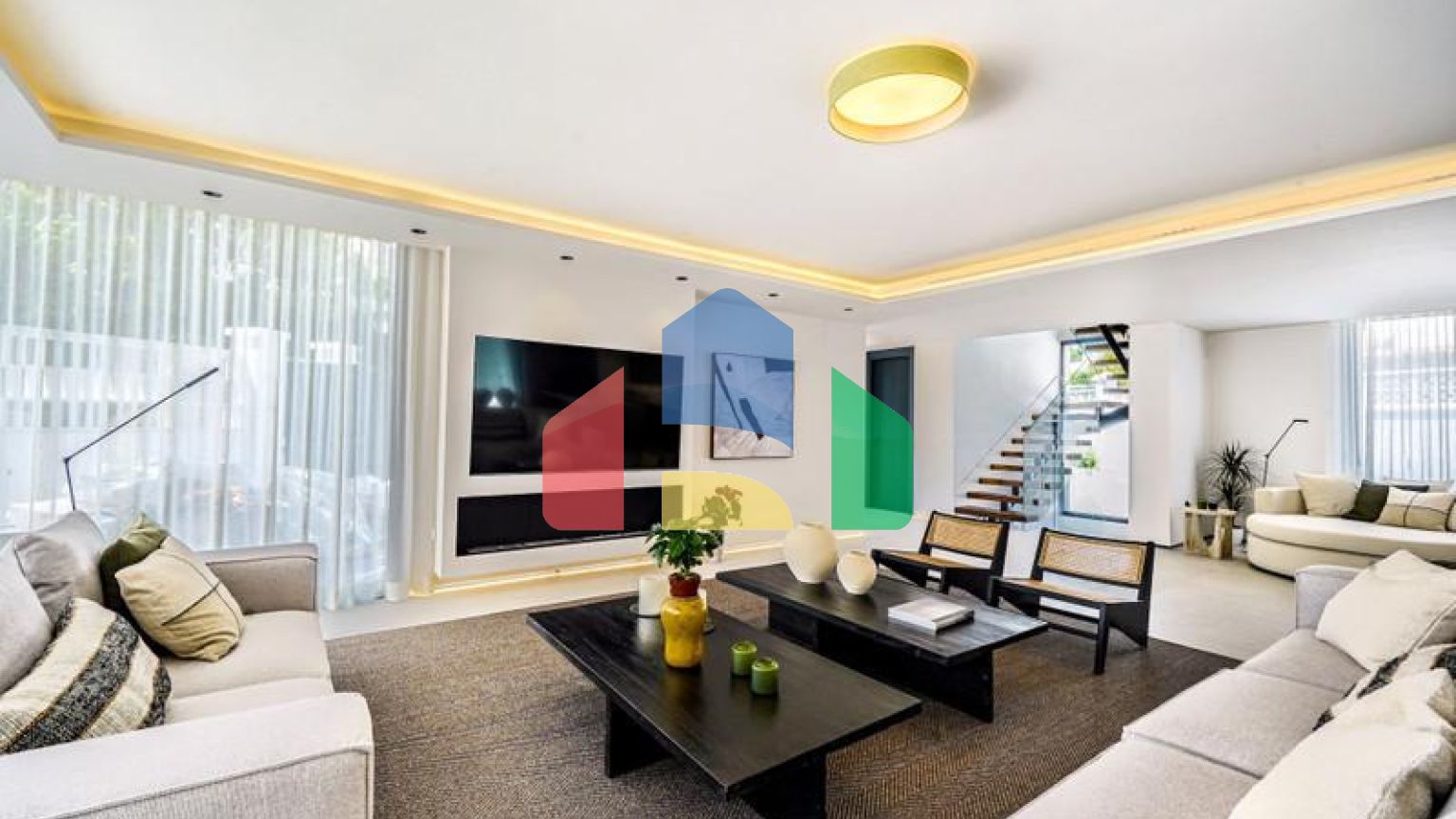 Эта невероятно красивая вилла была только что полностью отремонтирована в современном стиле и расположена в Новой Андалусии.