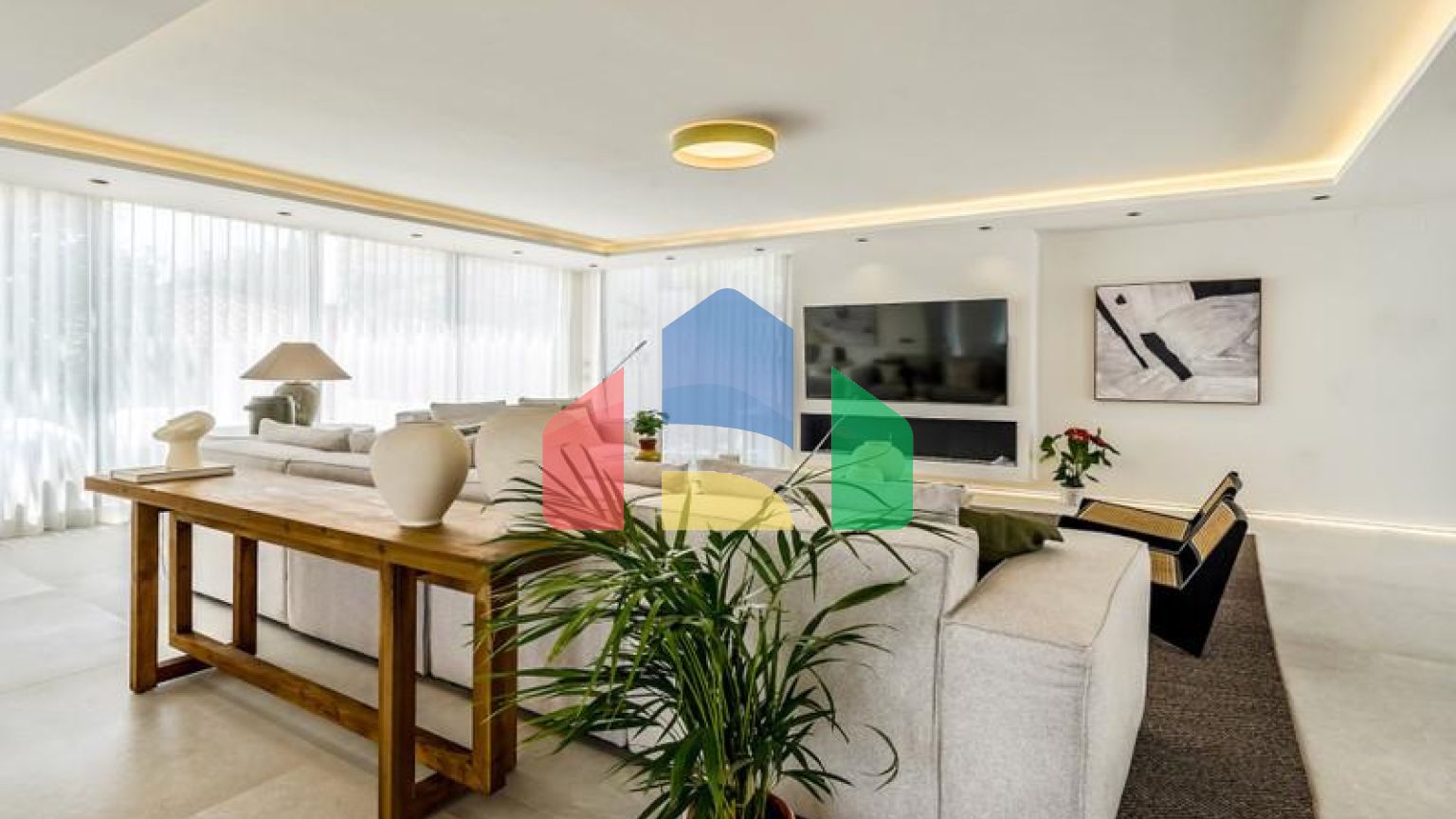 Эта невероятно красивая вилла была только что полностью отремонтирована в современном стиле и расположена в Новой Андалусии.