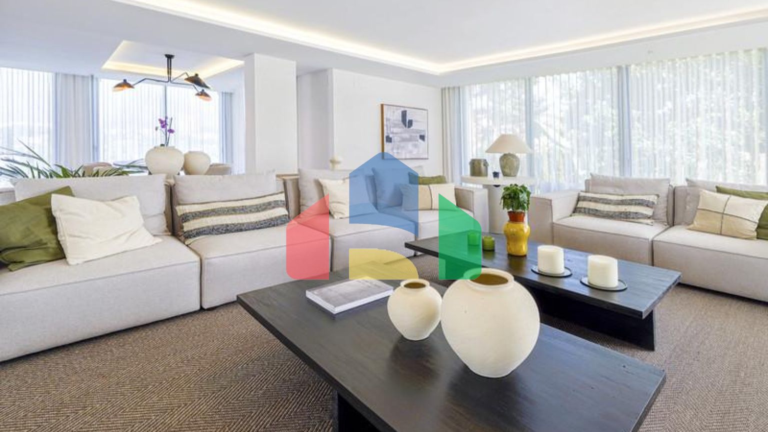 Эта невероятно красивая вилла была только что полностью отремонтирована в современном стиле и расположена в Новой Андалусии.