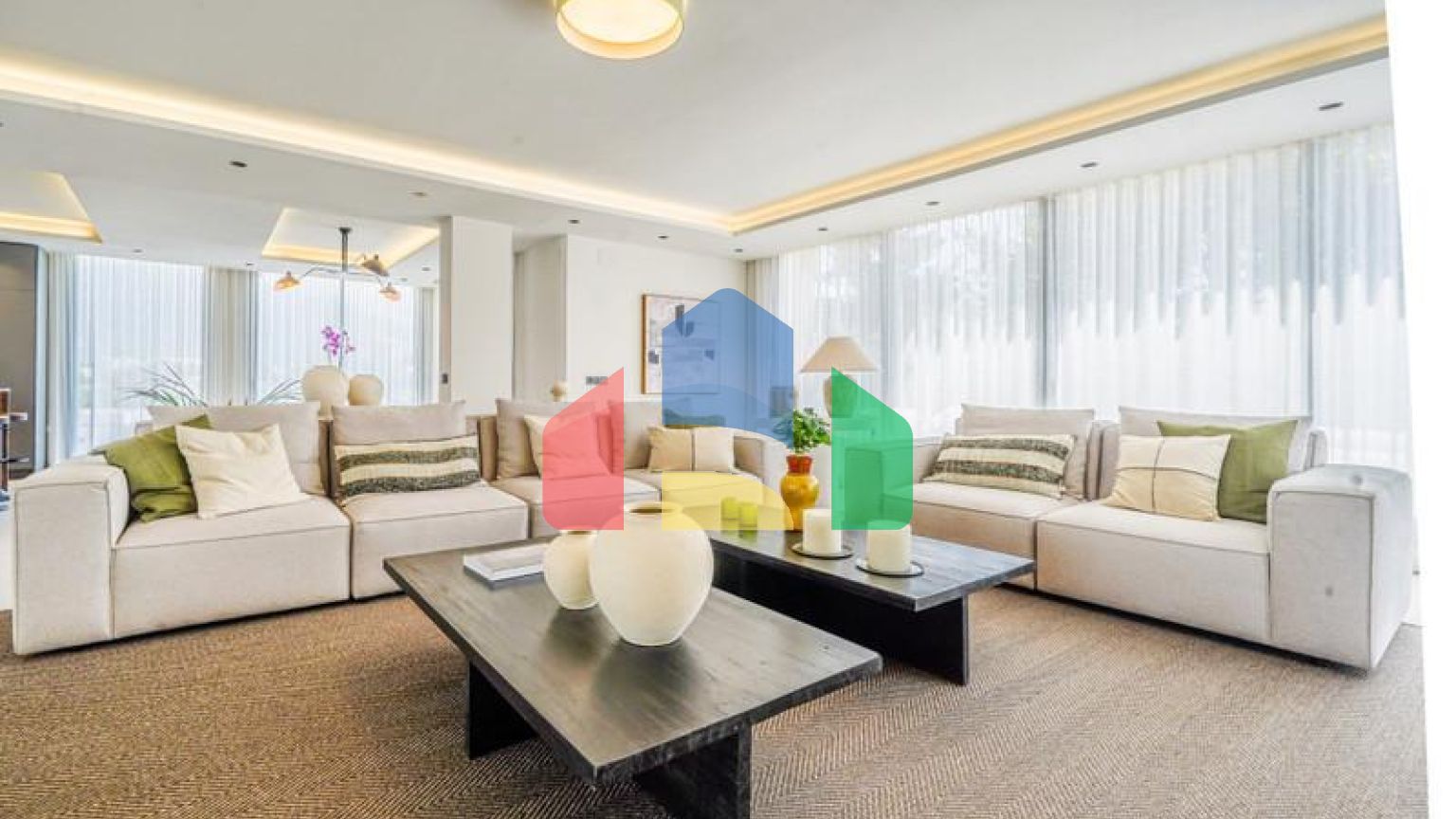 Эта невероятно красивая вилла была только что полностью отремонтирована в современном стиле и расположена в Новой Андалусии.