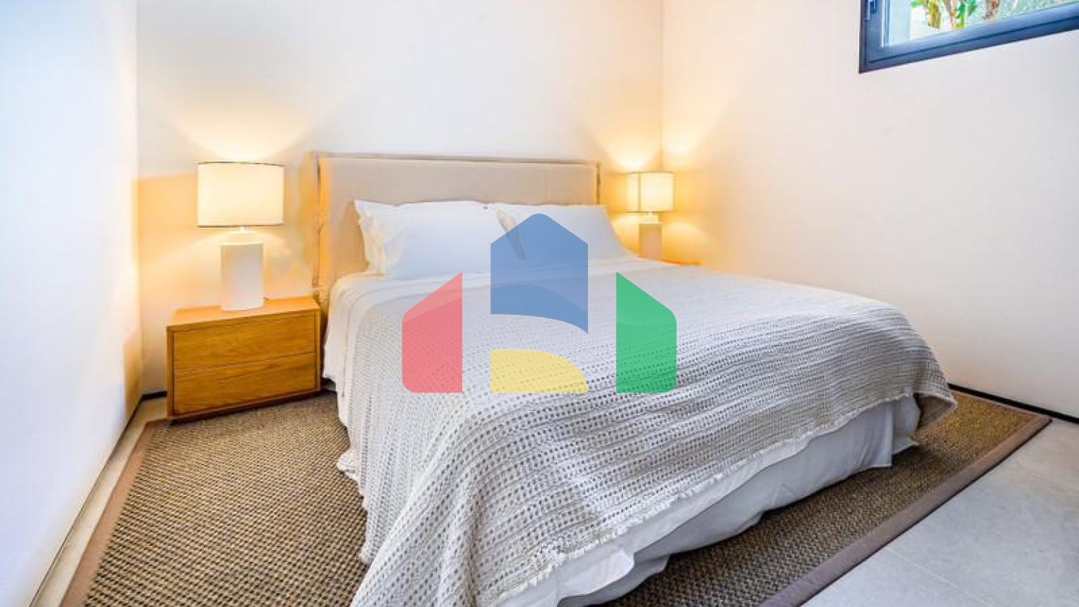 Эта невероятно красивая вилла была только что полностью отремонтирована в современном стиле и расположена в Новой Андалусии.