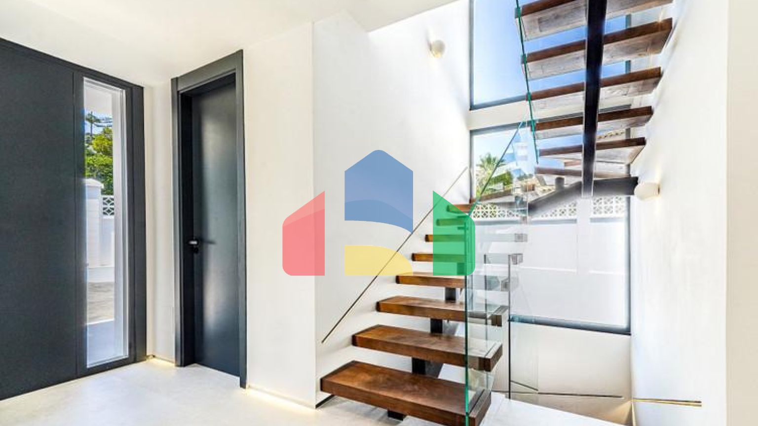 Эта невероятно красивая вилла была только что полностью отремонтирована в современном стиле и расположена в Новой Андалусии.